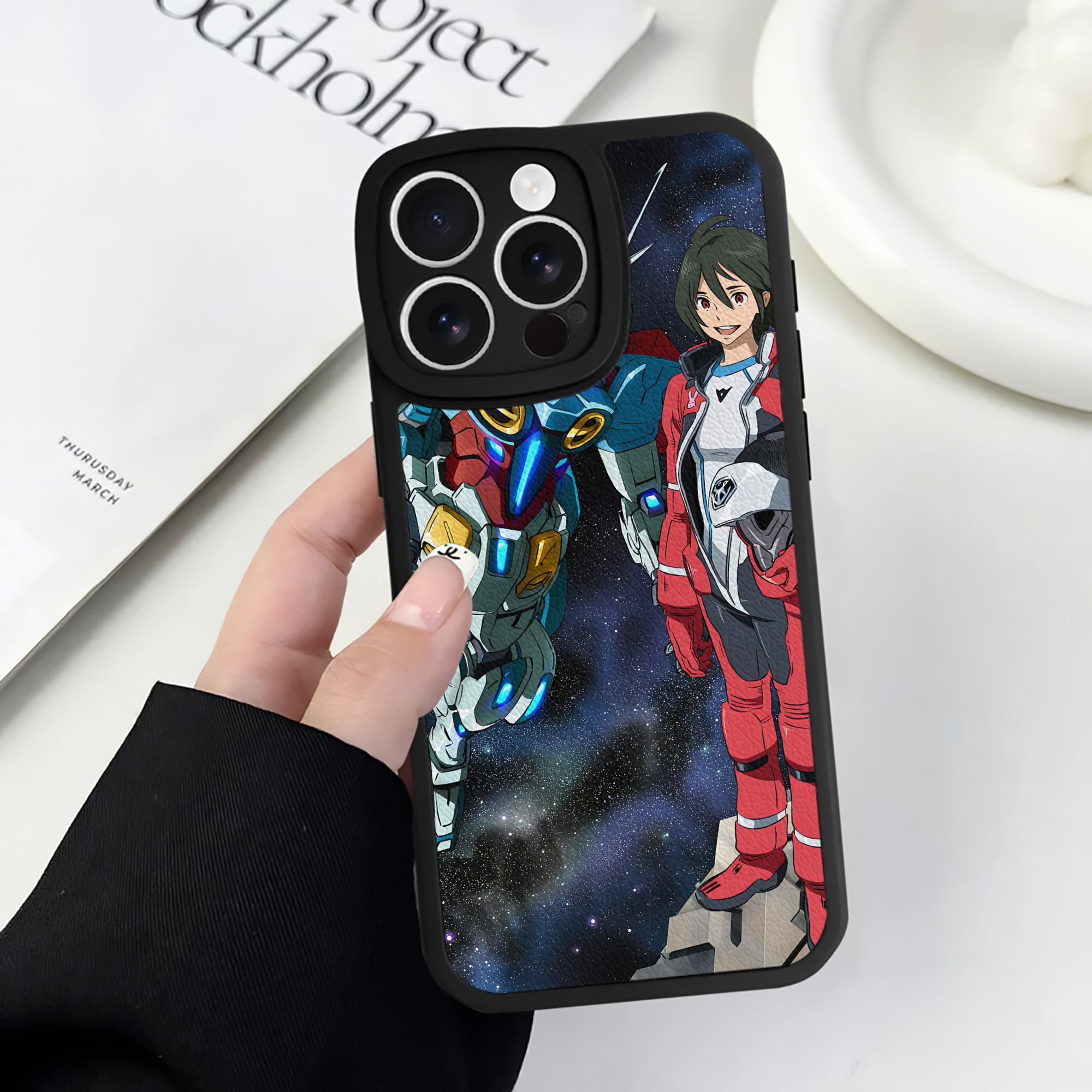 （画像用） 機動戦士ガンダム Mobile Suit Gundam 【iPhone 16シリーズ対応】シリコンスマホケース（レザー調） 材質：シリコン